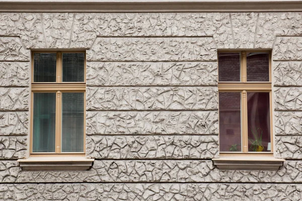 Δύο παράθυρα με κουρτίνες στην γκρι πρόσοψη του σπιτιού — Φωτογραφία Αρχείου