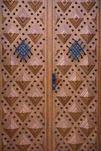 Vintage drewniane brązowe drzwi zbliżenie — Zdjęcie stockowe