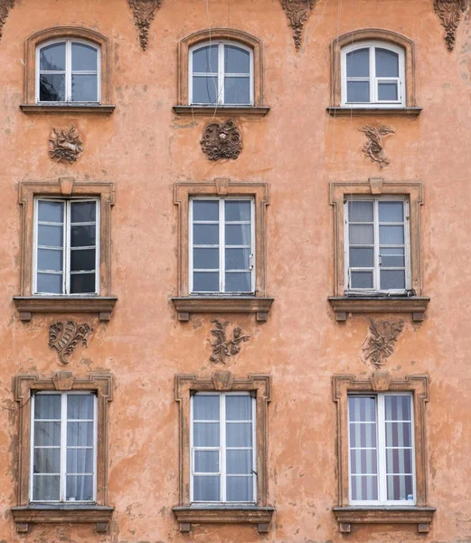 Ventanas de diseño vintage en la fachada de la antigua casa . — Foto de Stock