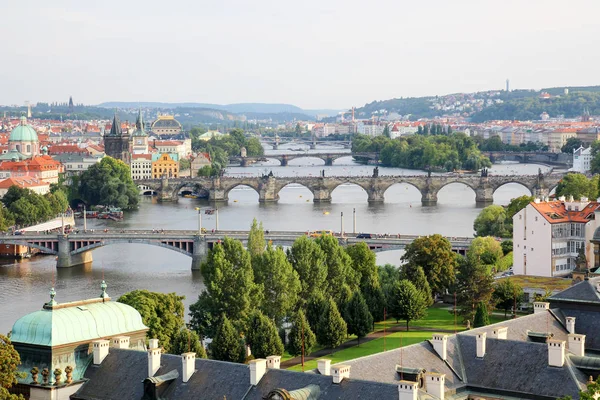 Zobrazit na řece Vltavě v Praze, spousta mostů — Stock fotografie