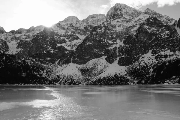 Panorama blanco y negro de las montañas de invierno. vista desde congelado l — Foto de Stock