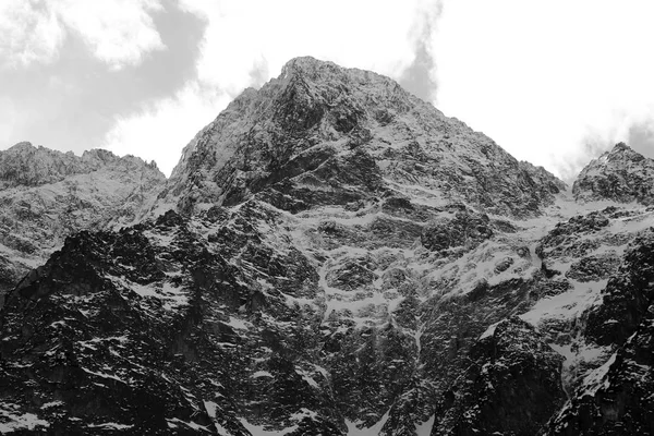 Panorama blanco y negro de las montañas de invierno . —  Fotos de Stock