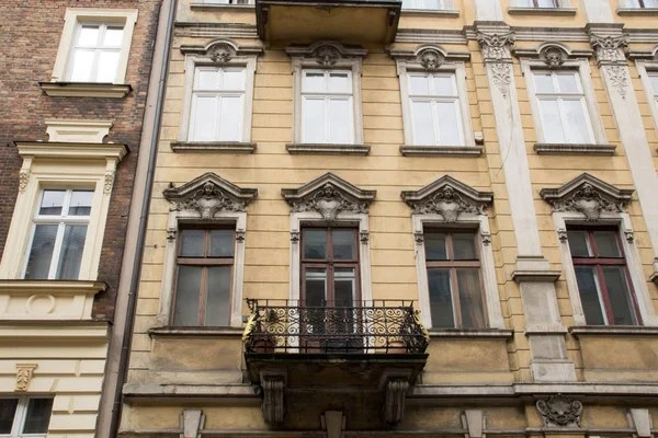 Eski vintage evin balkon cephe