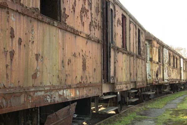 Ряд багатьох старих іржавих вагонів, скріплених разом — стокове фото