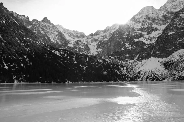 Panorama blanco y negro de las montañas de invierno. vista desde congelado l — Foto de Stock