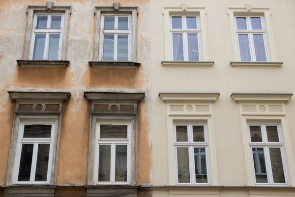 Two houses old and new stand side by side — Stock Photo, Image