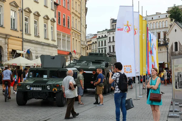 Krakau, Polen - 2016: Militärfahrzeuge auf dem Hauptplatz — Stockfoto