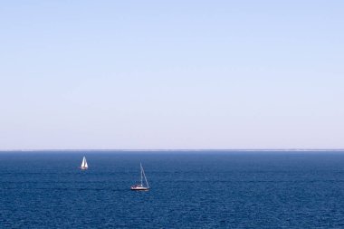 Mavi deniz üzerinde iki yelkenli