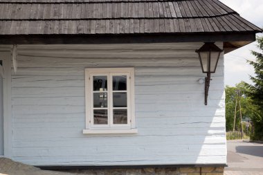 Bir fener ile eski ahşap evin cephe