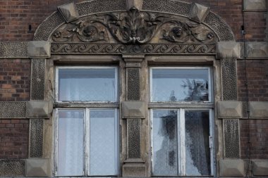 Eski bir ev, iki vintage ön cam pencere