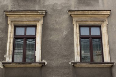 Greyj eski evin cephesinde iki pencere