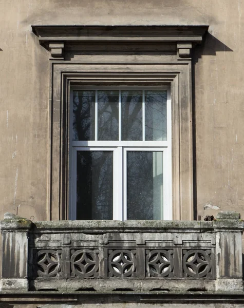A homlokzat a régi ház erkély — Stock Fotó
