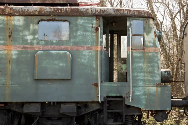 Uma velha locomotiva verde enferrujada — Fotografia de Stock