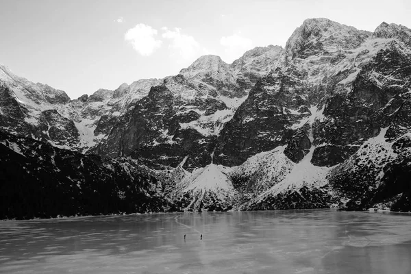 Panorama blanco y negro de las montañas de invierno. vista desde congelado l — Foto de Stock