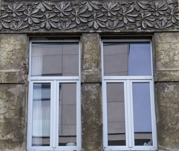 Eski bir ev cephe cam pencere