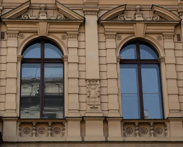 Eski bir ev cephe cam pencere