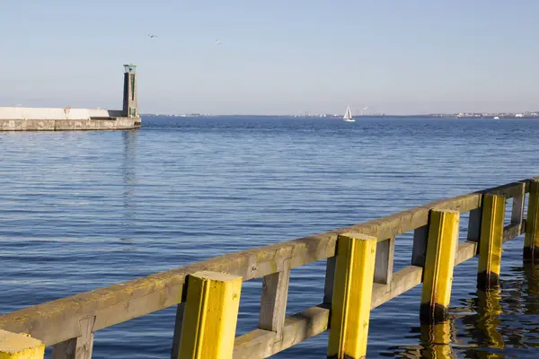 Deniz feneri ve İskelesi tekne içinde belgili tanımlık geçmiş