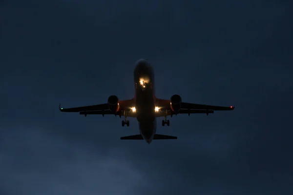 飞机降落在晚上 — 图库照片
