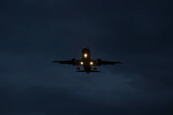 El avión aterriza por la noche — Foto de Stock