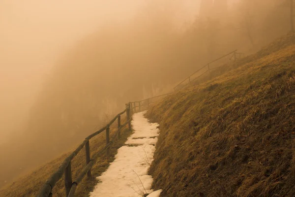 El sendero en la montaña, alrededor de la radiación — Foto de Stock