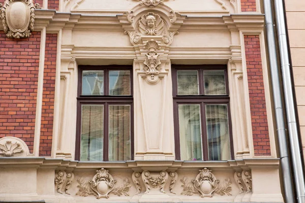 Dwa zabytkowe okno projektanta na elewacji starego domu — Zdjęcie stockowe
