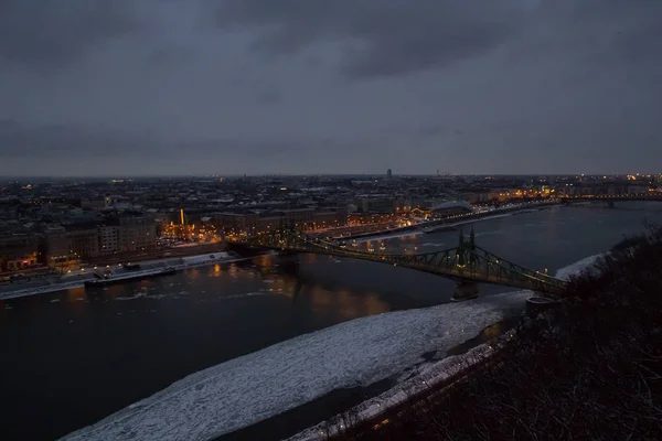 Uitzicht over de stad in de schemering. Boedapest Hongarije — Stockfoto