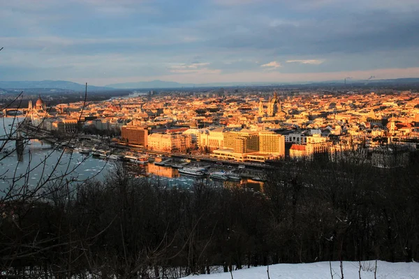 Uitzicht op de stad bij zonsondergang — Stockfoto