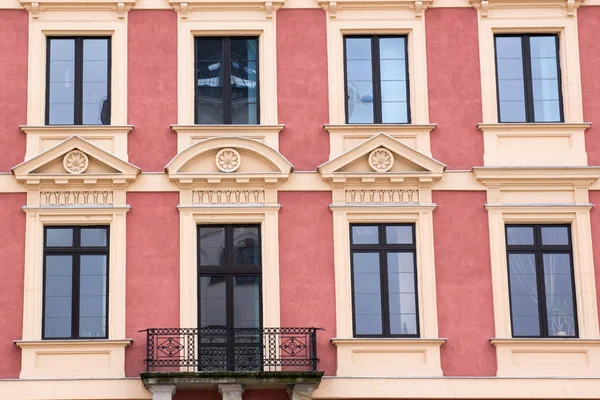 Fenêtres design vintage sur la façade de la vieille maison . — Photo