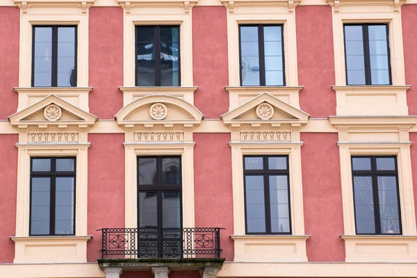 Vintage Design Fenster an der Fassade des alten Hauses. — Stockfoto