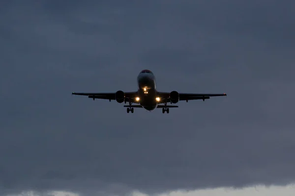 Das Flugzeug landet nachts in der Nähe — Stockfoto