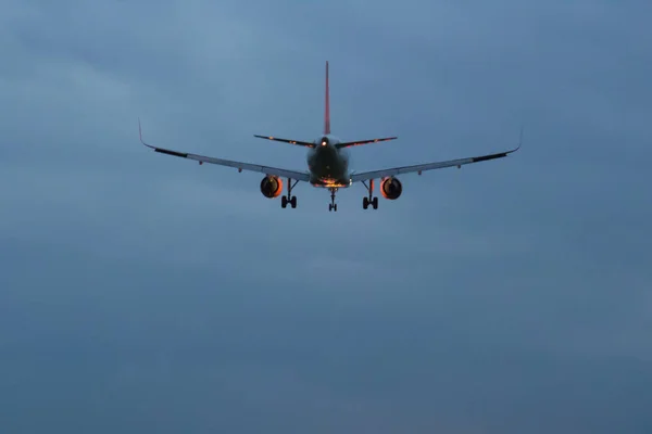 Letadlo startuje v noci zavřít — Stock fotografie