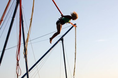 Kız ile atlama zevk bir trambolin üzerinde ipleri