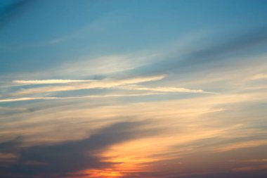 Akşam gökyüzünde kırmızı bulutlar