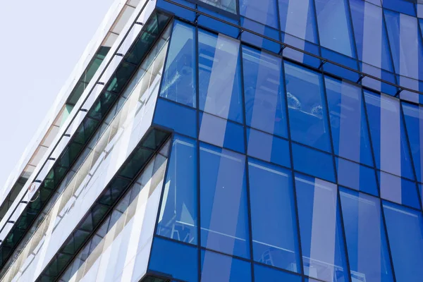 Modern mimarinin soyut bir parçası, camdan duvarlar.