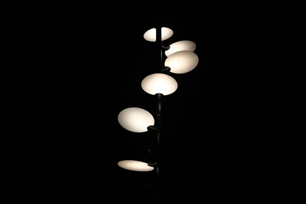 Lâmpada de rua luminosa sobre fundo preto — Fotografia de Stock