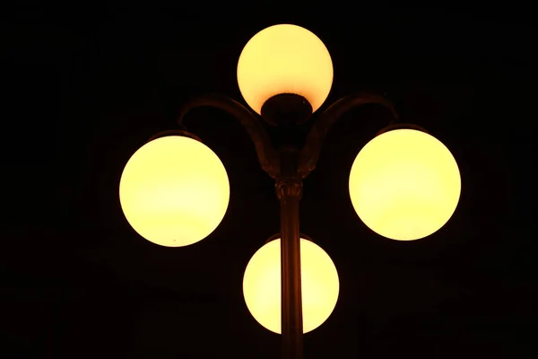 Lâmpada de rua luminosa durante a noite — Fotografia de Stock