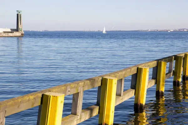 Deniz feneri ve İskelesi tekne içinde belgili tanımlık geçmiş