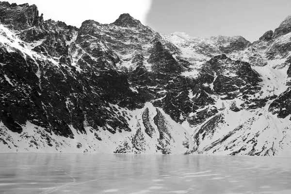 Panorama blanco y negro de las montañas de invierno. vista desde congelado l — Foto de Stock