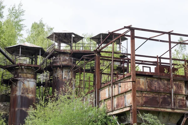 Velho ferro enferrujado construção industrial no meio da frente — Fotografia de Stock
