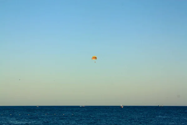 Hombre volando un parasailing en el cielo . — Foto de Stock