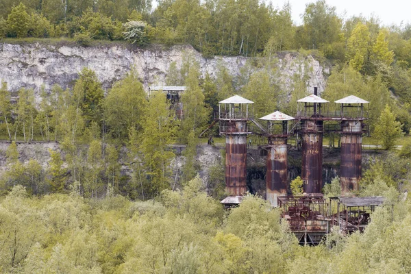 Velho ferro enferrujado construção industrial no meio da frente — Fotografia de Stock