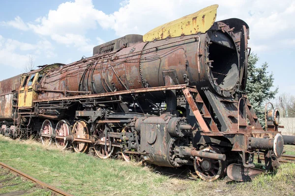 Velha locomotiva enferrujada em ruínas na estação abandonada — Fotografia de Stock