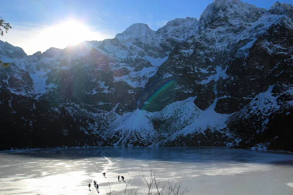 Panorama de lago congelado rodeado de montañas — Foto de Stock