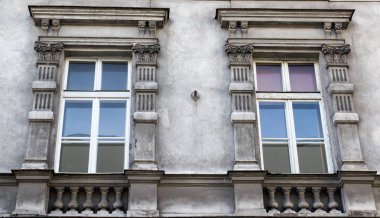 Eski bir ev, iki vintage ön cam pencere