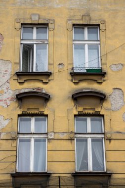 Vintage tasarım windows yırtık pırtık eski evin cephesinde