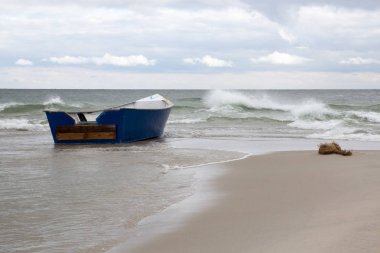 Boş bir plaj Crimea'da ahşap tekne