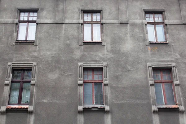 Фасад старого дома с окнами — стоковое фото