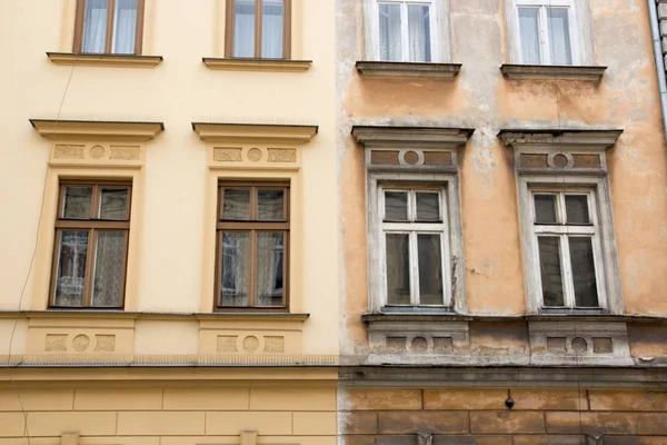 Las fachadas de las dos casas de viejo y nuevo pie al lado del otro — Foto de Stock