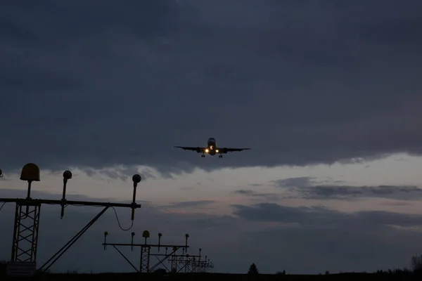 Gece karanlığında uçak iner — Stok fotoğraf