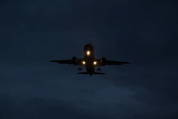 L'avion atterrit la nuit — Photo